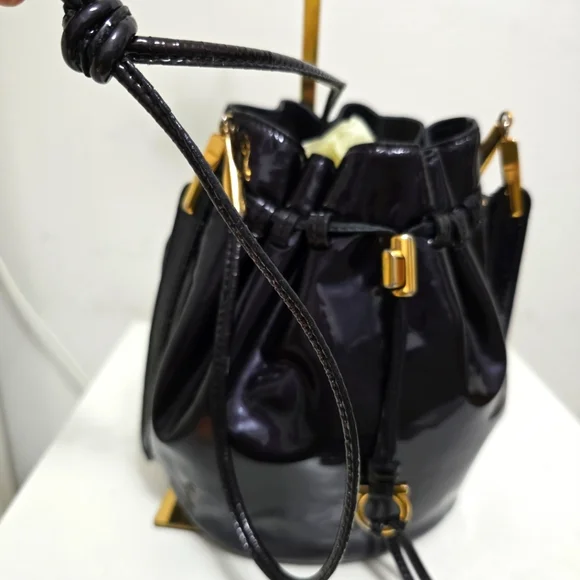 Elegant Black Patent Leather Bucket Bag - Picture 4 of 10